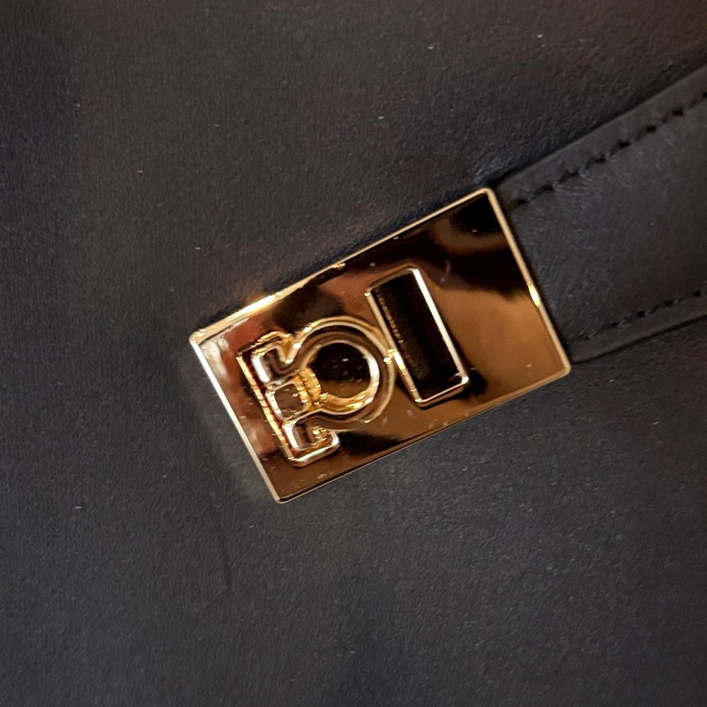 Hug style shoulder bag - Picture 5 of 9